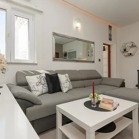 In With Free Parking * Split