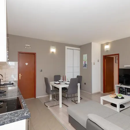 With Parking Apartment Split